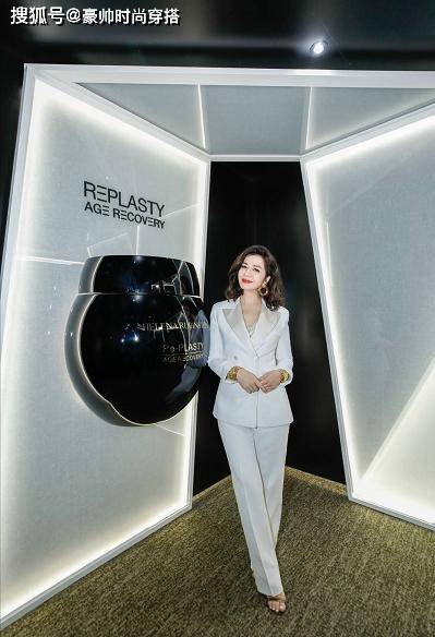 条纹 钟楚红又惊艳一回，穿白色西装配齐肩卷发现活动，60岁风韵犹存