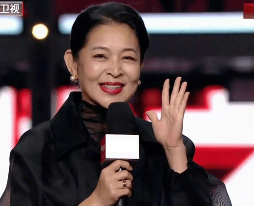 短裙 女星晚会 “杀”疯！皮衣烟熏妆，短裙险走光，66岁赵雅芝秀身材