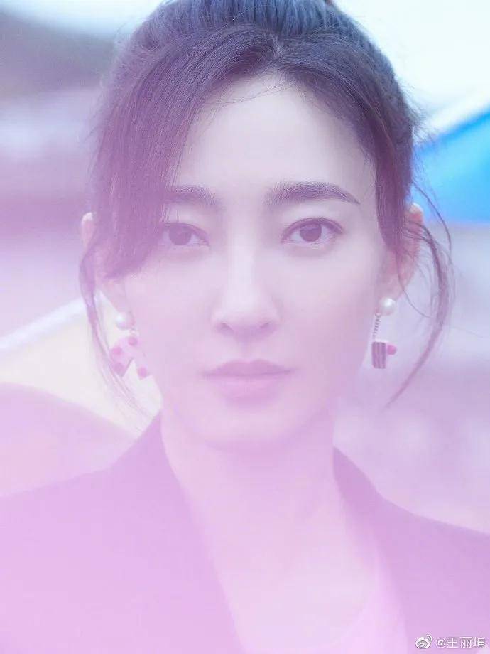 当红 女星王丽坤晒多组惊艳美图!雪肤玉貌太性感妩媚