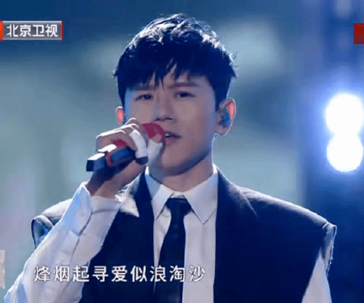 短裙 女星晚会 “杀”疯!皮衣烟熏妆,短裙险走光,66岁赵雅芝秀身材