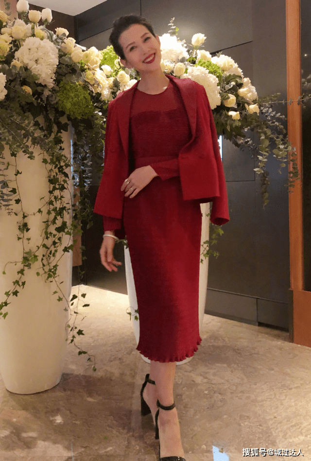 蔡少芬 蔡少芬终于惊艳一回，穿印花衬衫配半身裙减龄太多，短发A爆了