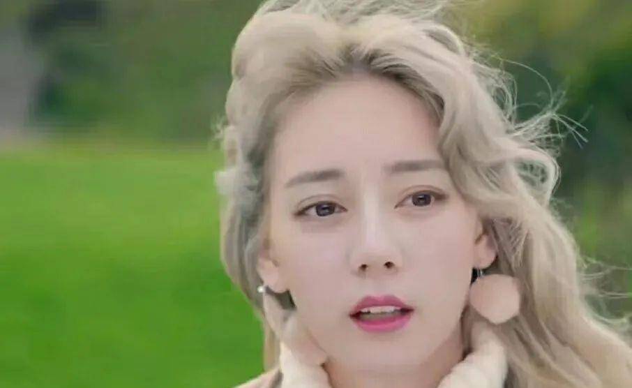 金发抄袭Lisa“太妹头”的佟丽娅一夜刷爆几亿播放量？内娱女爱豆都看跪了！