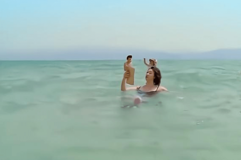 金星海边游泳画面曝光,水上漂浮看书姿态优雅,身材优越胸围傲人_汉斯