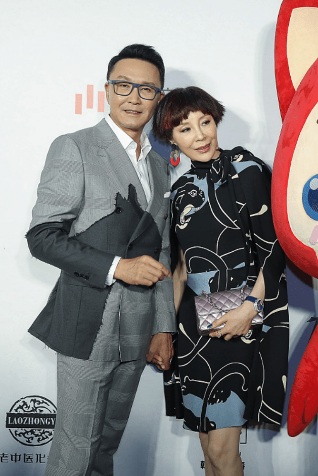 黑色 没想到吴刚妻子也这么美，穿黑衣配短发真优雅，看着也挺年轻的