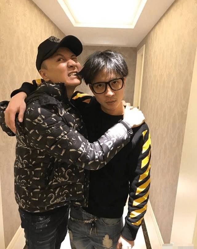 42岁朱桢现身薛之谦演唱会,身材发福认不出,二婚妻子被赞像倪妮_网友