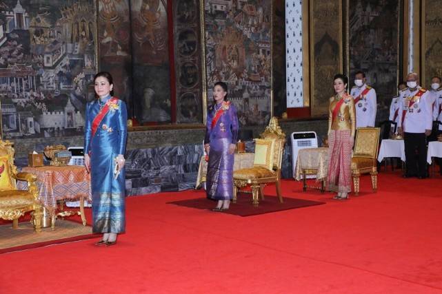 身材诗妮娜歪头卖萌摆pose！金衫配红裙轻松艳压苏提达，可惜脸垮得严重