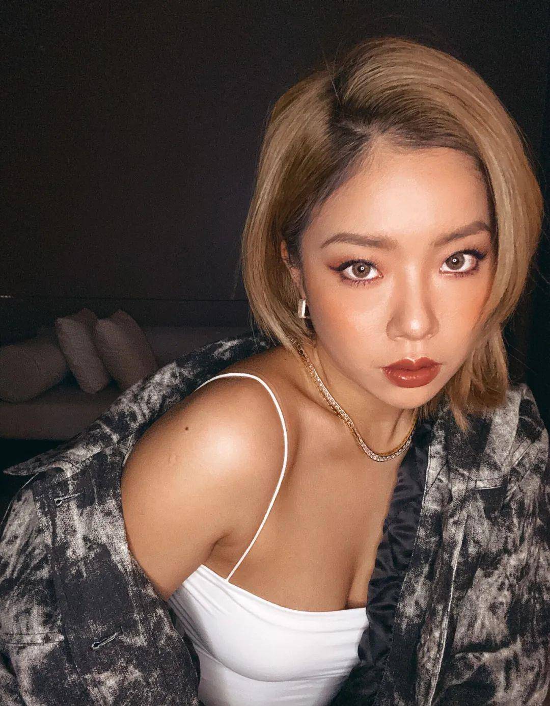 金发抄袭Lisa“太妹头”的佟丽娅一夜刷爆几亿播放量？内娱女爱豆都看跪了！