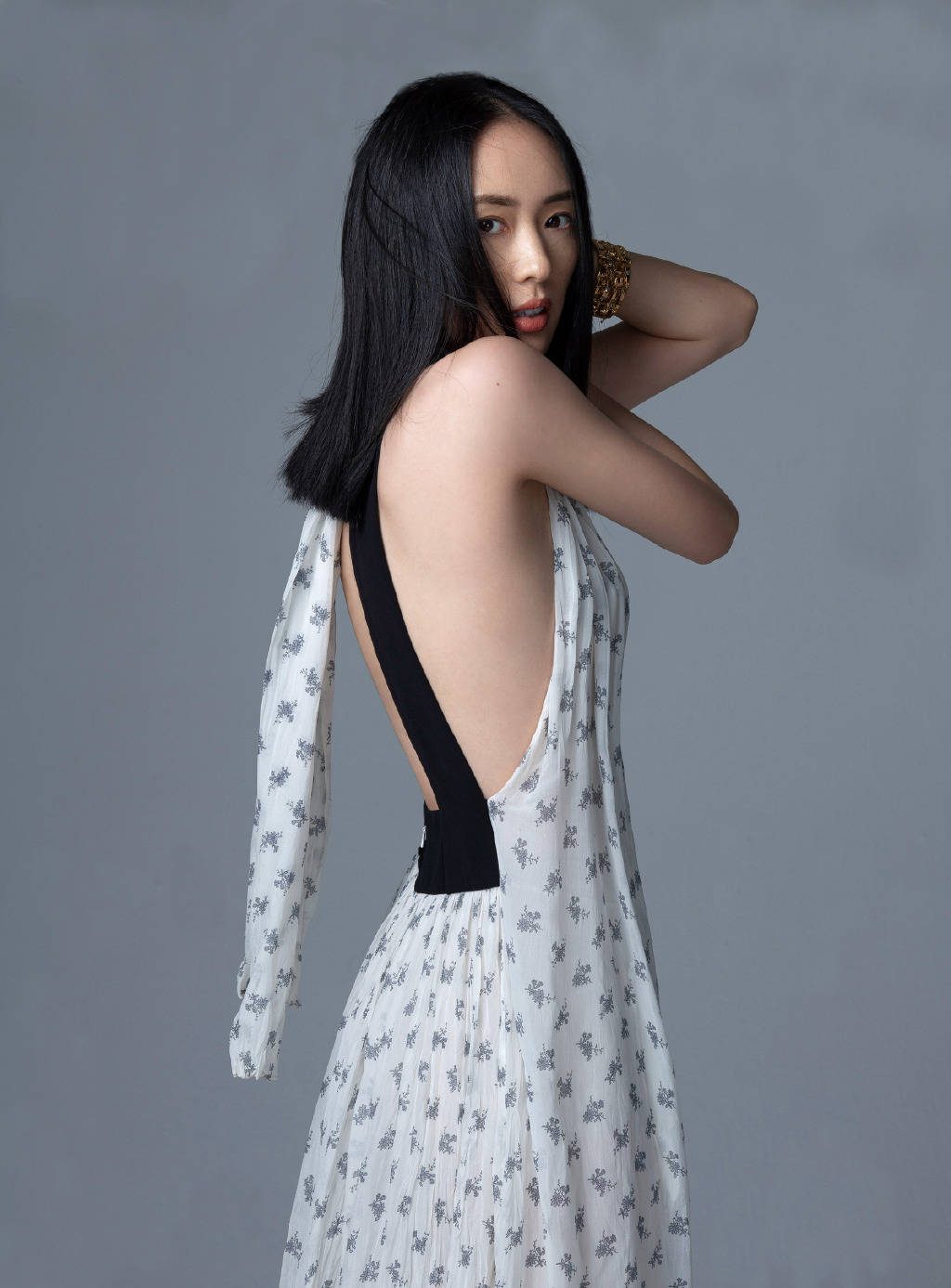 原创35岁童瑶秀少女身材穿素色印花长裙露美背这线条惊艳网友