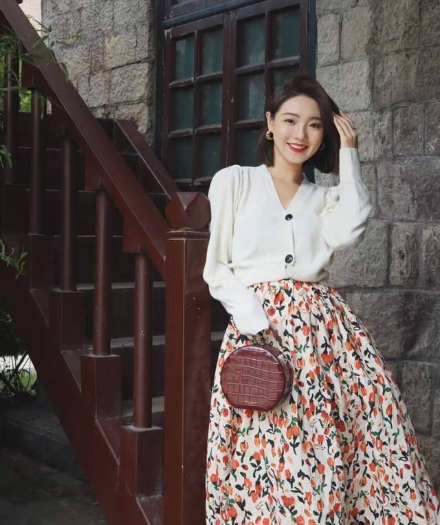 下半身 小个子女生秋冬如何穿出女人味？芥末黄打底衫搭配阔腿裤，超好看