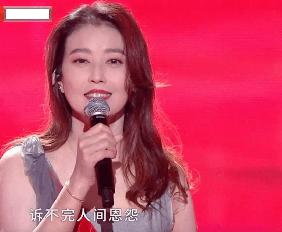 短裙 女星晚会 “杀”疯!皮衣烟熏妆,短裙险走光,66岁赵雅芝秀身材