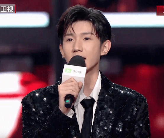 短裙 女星晚会 “杀”疯!皮衣烟熏妆,短裙险走光,66岁赵雅芝秀身材