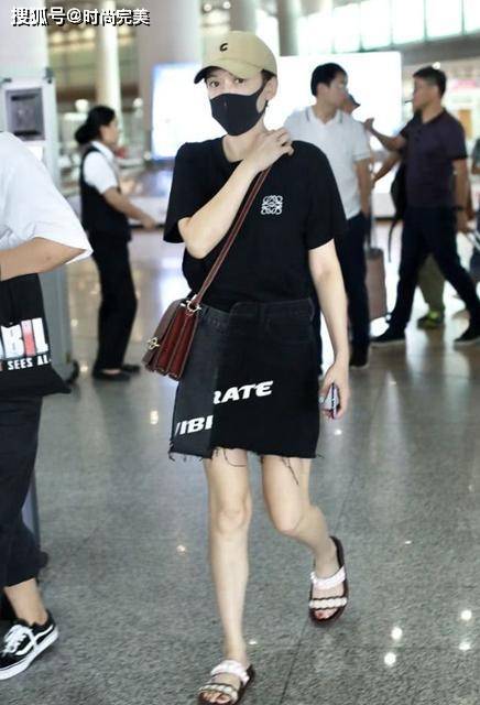 黑色 陈乔恩还能再“嫩”吗?穿卡其色风衣配马丁靴,嫩成24岁少女