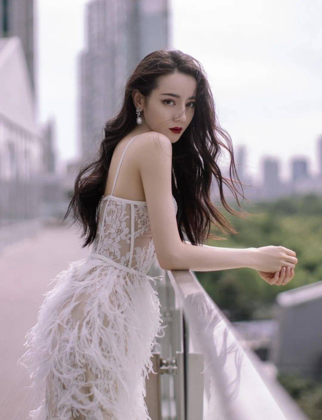 金发抄袭Lisa“太妹头”的佟丽娅一夜刷爆几亿播放量？内娱女爱豆都看跪了！