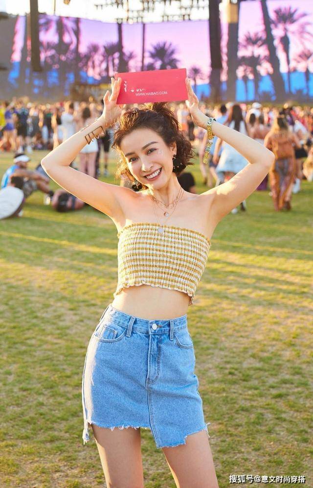 短裙 吴昕瘦身后美到骨子里，穿露脐抹胸衣配牛仔短裙，美得认不出
