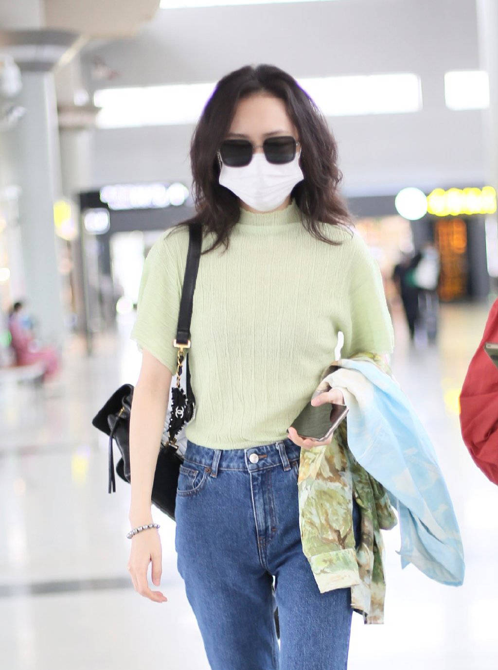 王鸥 王鸥何时这么高调了，穿彩色印花衬衫配骑行裤，纤细美腿抢镜十足