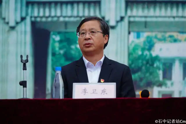 李卫东校长和总教官为优秀学员,优秀标兵连颁发证书,对石中学子吃苦