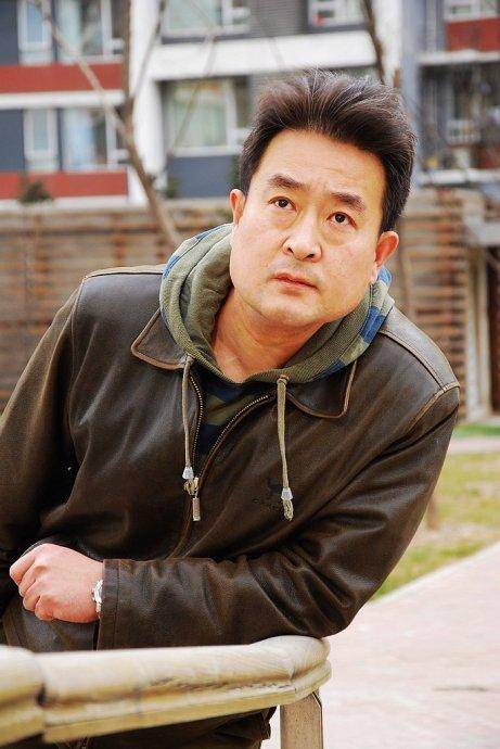 上世纪90年代,杜功海以演话剧为主,相继在《天边有一簇圣火》《大荒野