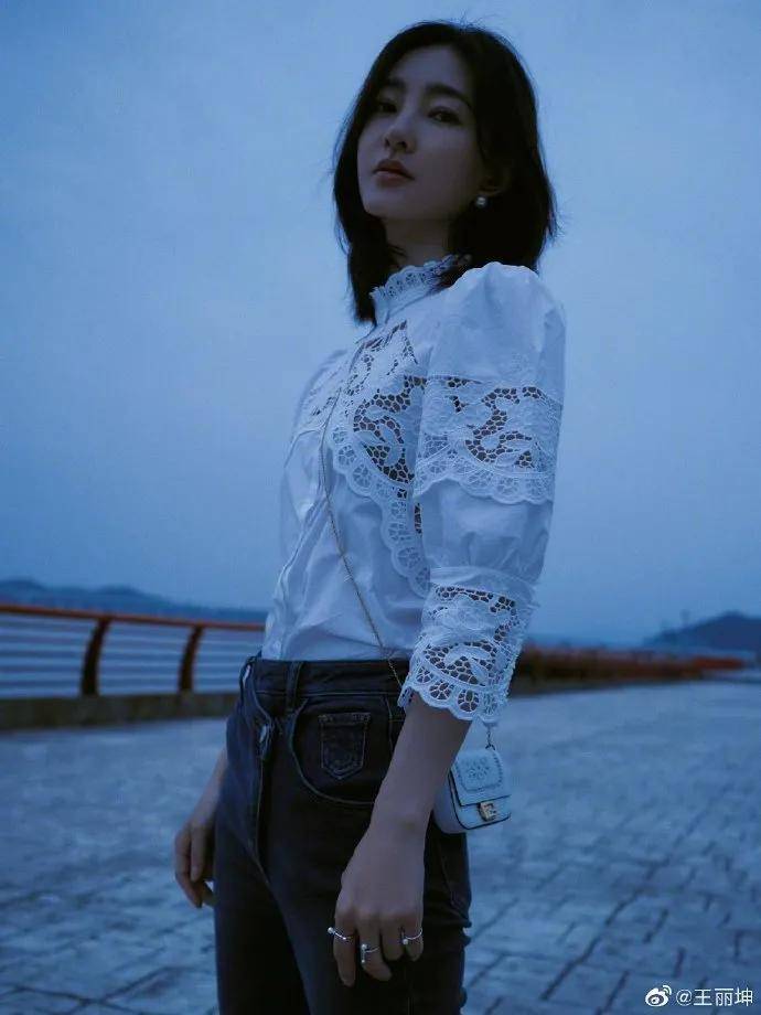 当红 女星王丽坤晒多组惊艳美图!雪肤玉貌太性感妩媚