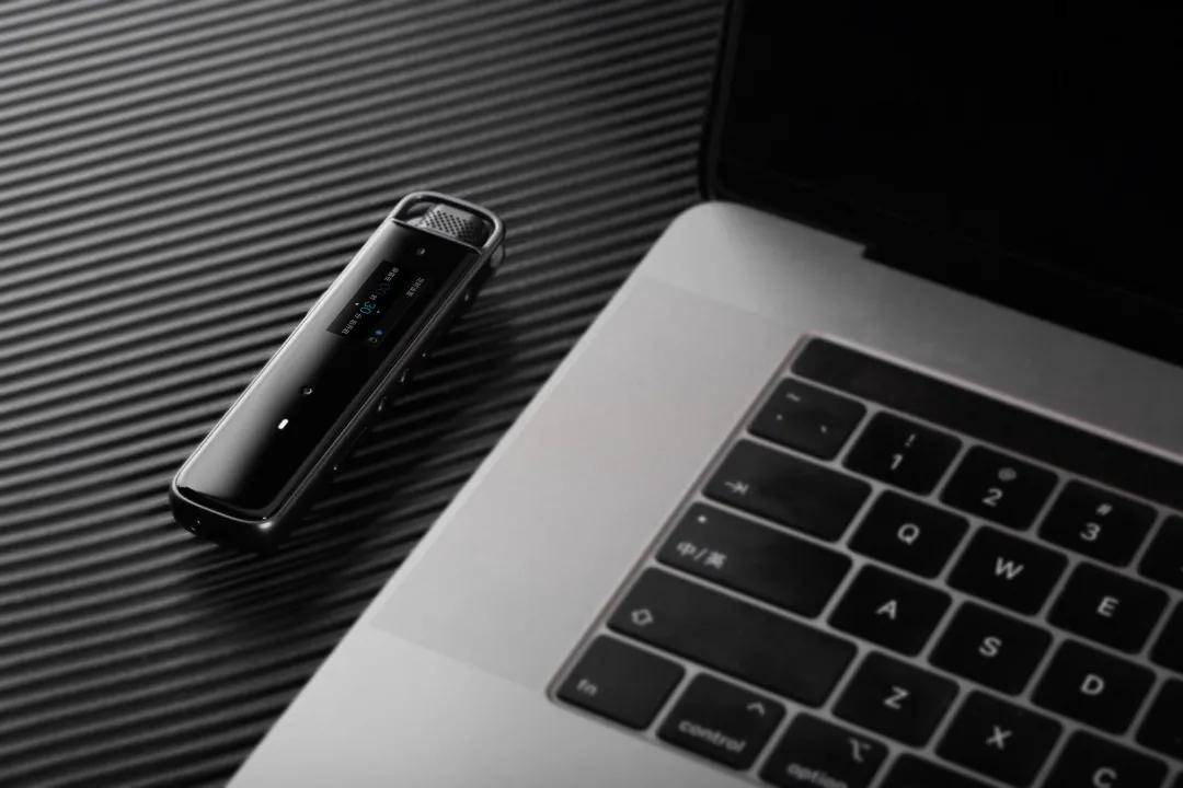 作品名称:科大讯飞录音笔h1设计师:曹宇豪#02设计说