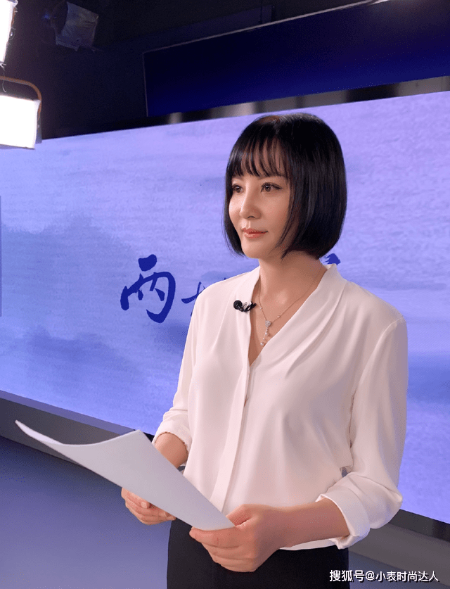 面料 大陶红剪了波波头更惊艳，穿白衬衫配喇叭裤，哪敢相信50岁了