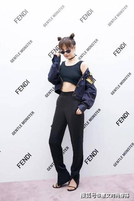 短裙 吴昕瘦身后美到骨子里，穿露脐抹胸衣配牛仔短裙，美得认不出