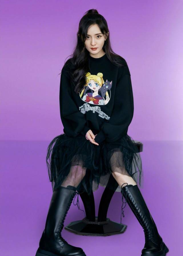 全黑 杨幂罕见晒家居私服！穿卫衣套装竟显高级感，涂烈焰红唇妩媚美艳