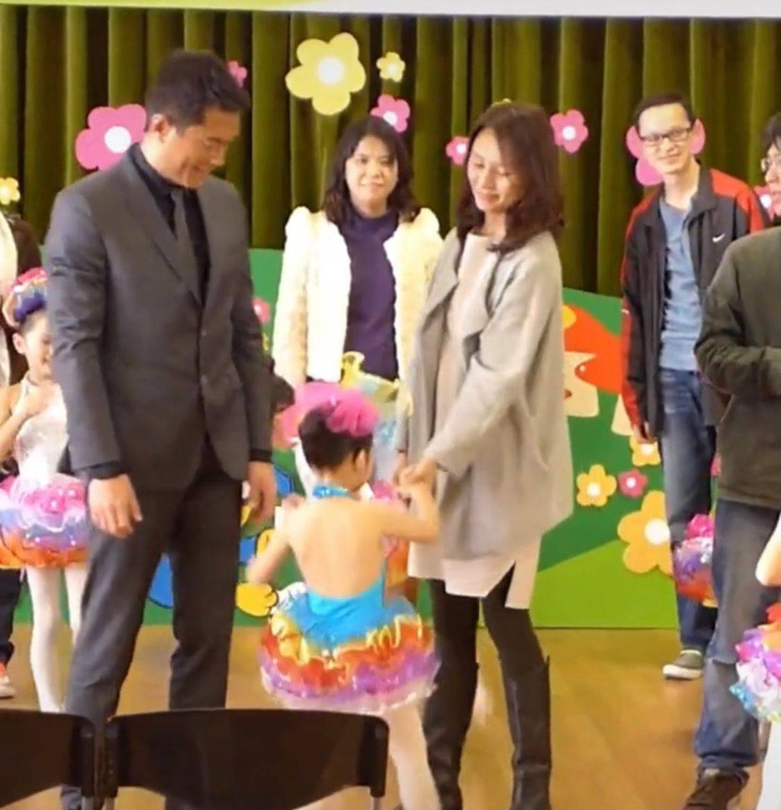 包装在片场拍到袁泉，不包装打光就是老阿姨，都是营销出来的气质！