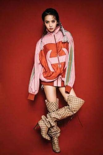 设计 蔡依林在机场真敢穿，“汗衫”直接穿出来，配高腰裤意外显高显瘦