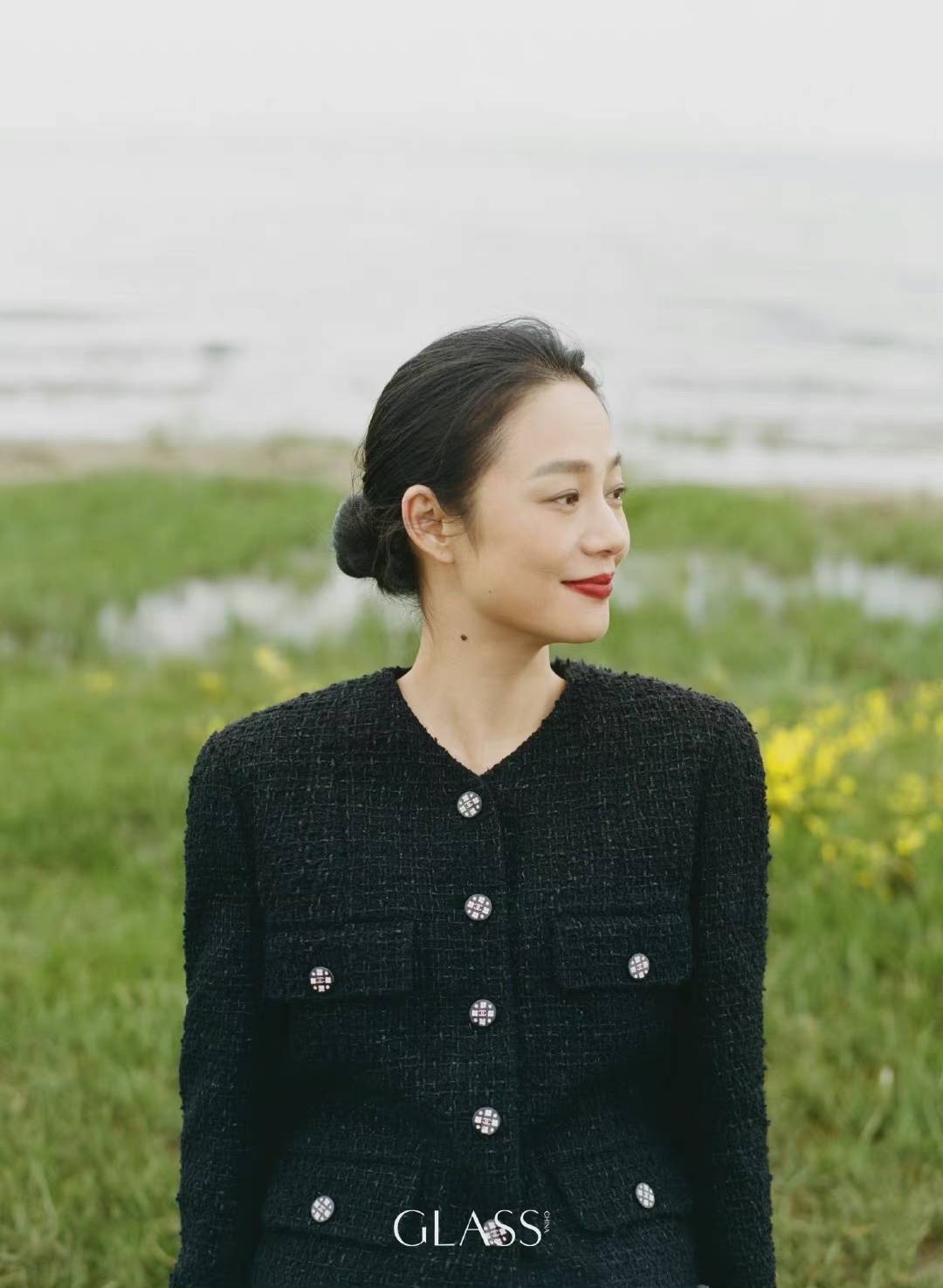 视觉 姜文老婆可真美，周韵抹胸红裙秀曼妙身姿，冷淡的妩媚好迷人