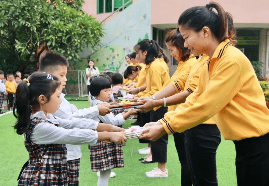 家长|杭州一幼儿园老师晒“天价”工资单，年薪叫人羡慕，引家长质疑