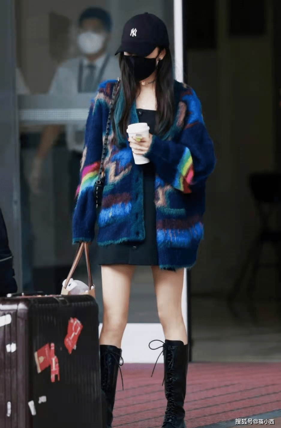 好身材 杨幂真会穿，普通的白色套装也能秀出好身材，彰显飒爽干练之美