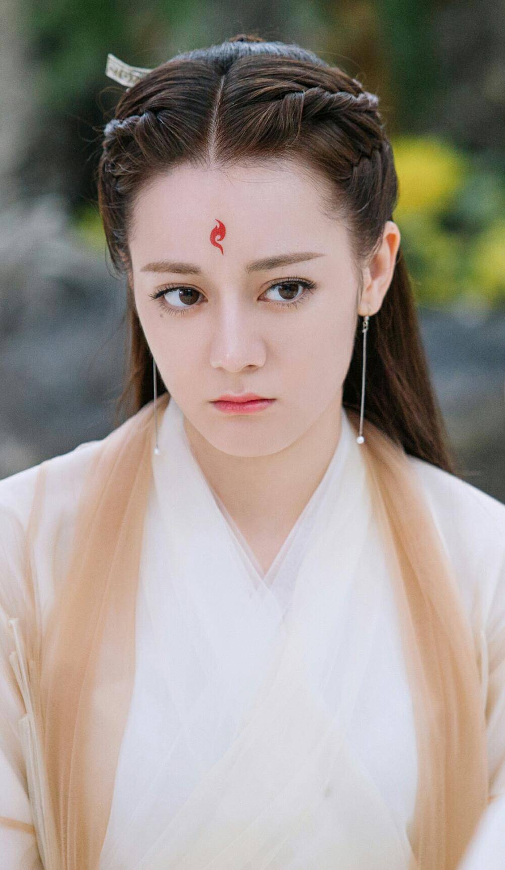 《古剑奇谭》中,迪丽热巴饰演的芙蕖也是呆萌可爱的,厚刘海封印了颜值