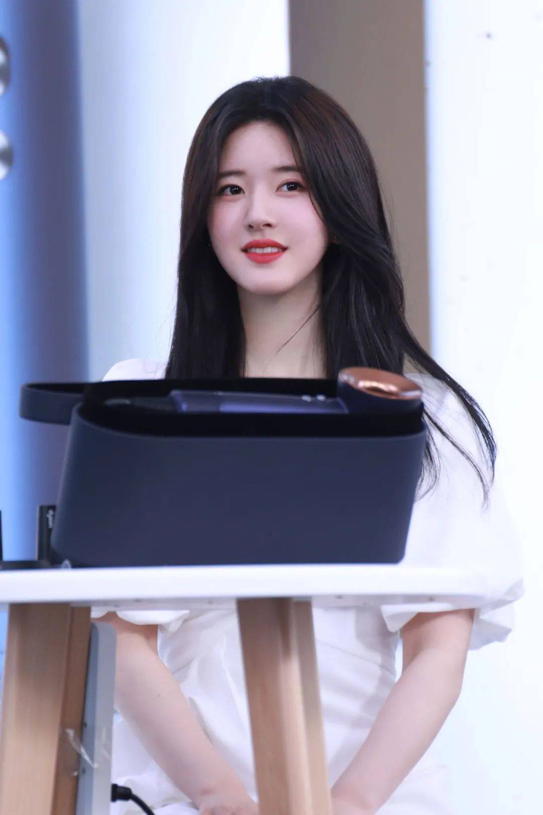 直播女星们近照比美：杨幂国风裙清新，赵丽颖秀细腰，热巴建模脸精致