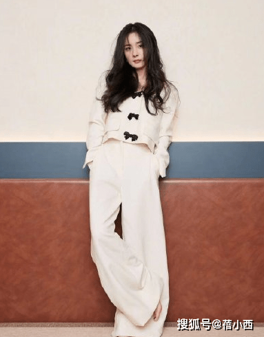 好身材 杨幂真会穿，普通的白色套装也能秀出好身材，彰显飒爽干练之美