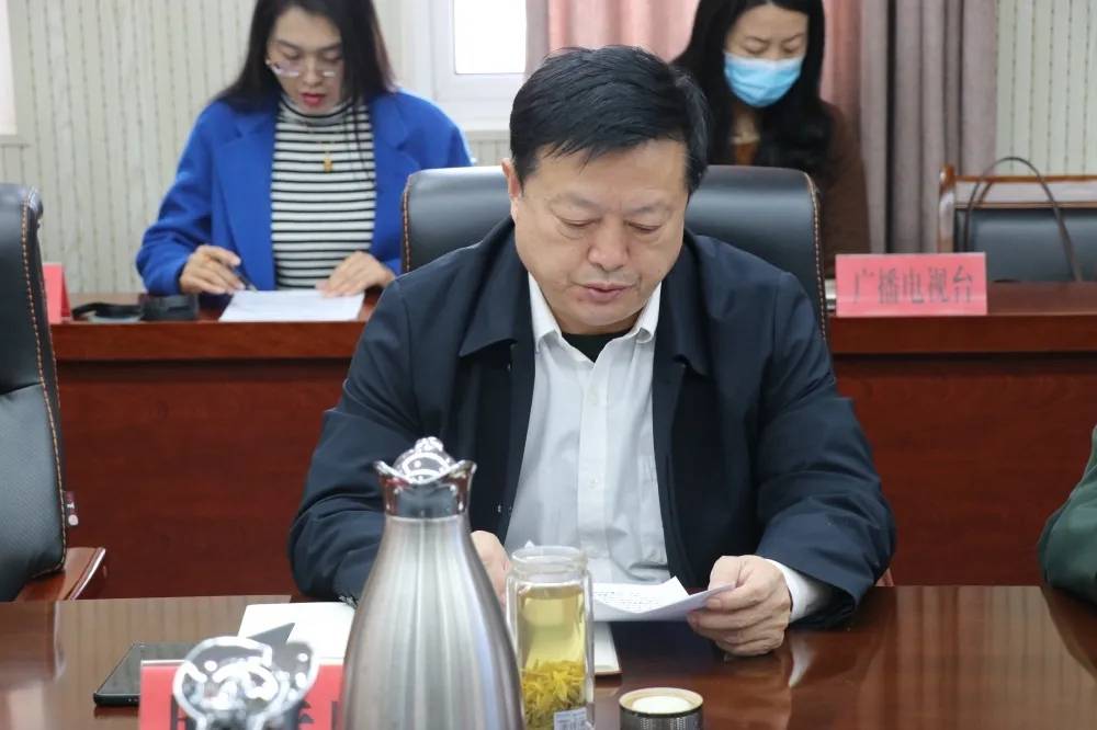 县双拥工作领导小组办公室主任邱传峰宣读《汶上县争创省级双拥模范县