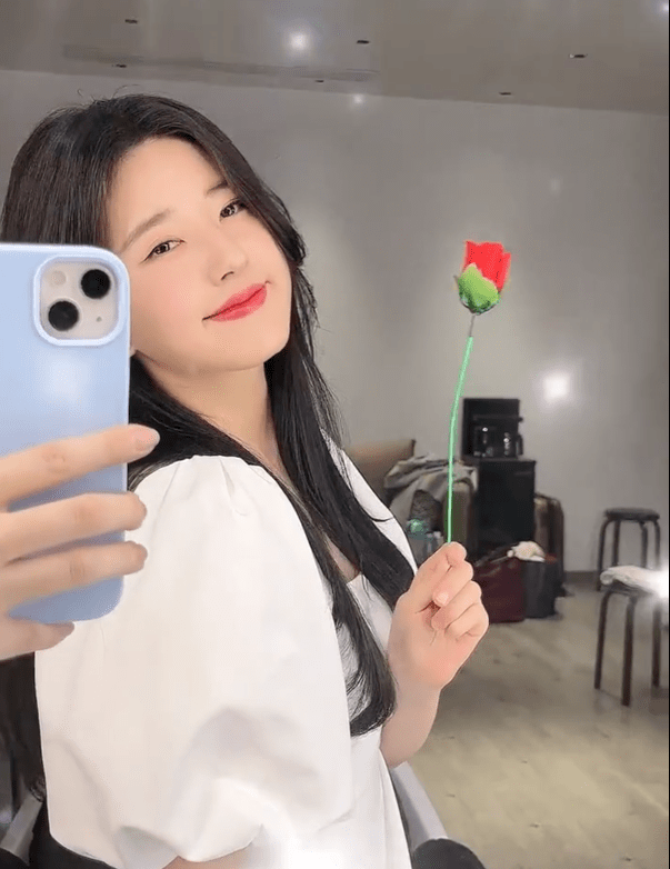 直播女星们近照比美：杨幂国风裙清新，赵丽颖秀细腰，热巴建模脸精致