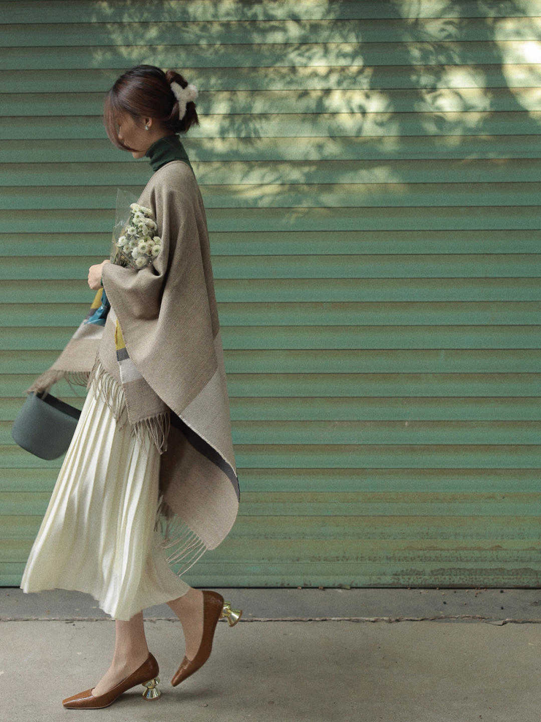 黑色 秋冬一定要试试“紧身打底+高腰半身裙”，温柔优雅，时髦百搭