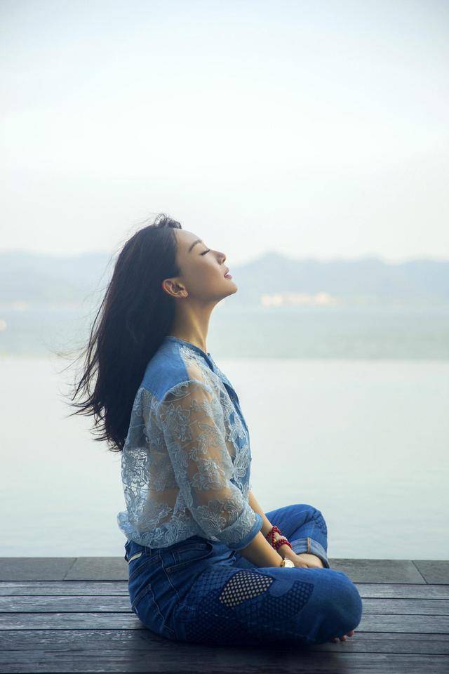 面料 43岁陈数一点不显老！蓝色衬衫搭配牛仔裤知性干练，性感优雅