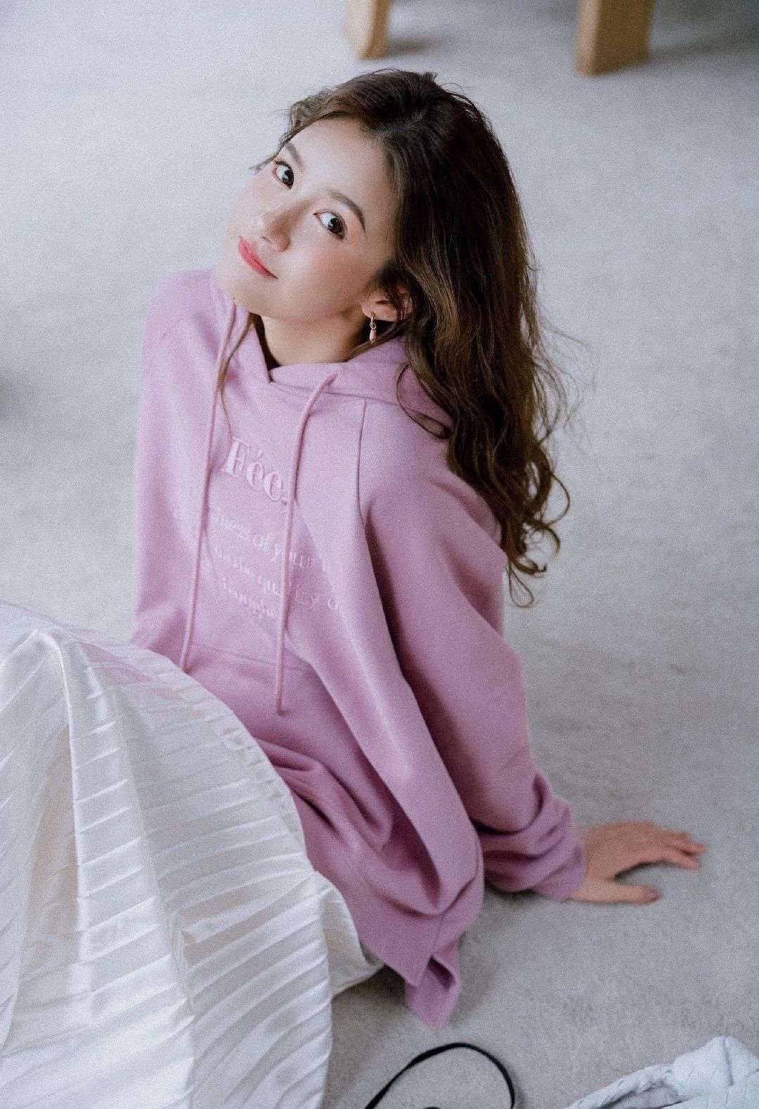 陈赫 陈赫眼光挺不错，37岁娇妻穿少女装像大学生，真看不出已是孩子妈