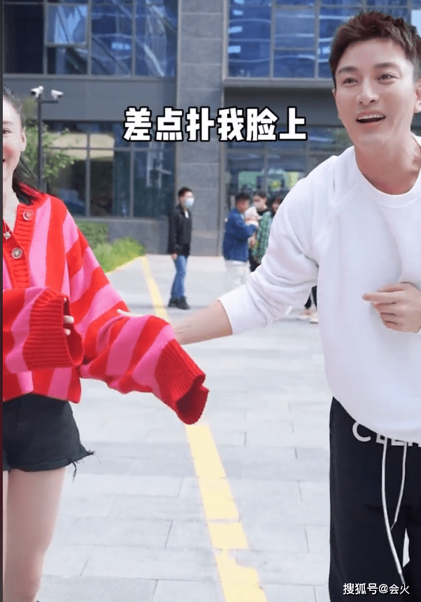 平台贾乃亮张柏芝同框搞怪！走路不稳摔倒跪地，女方身体险些扑其脸上