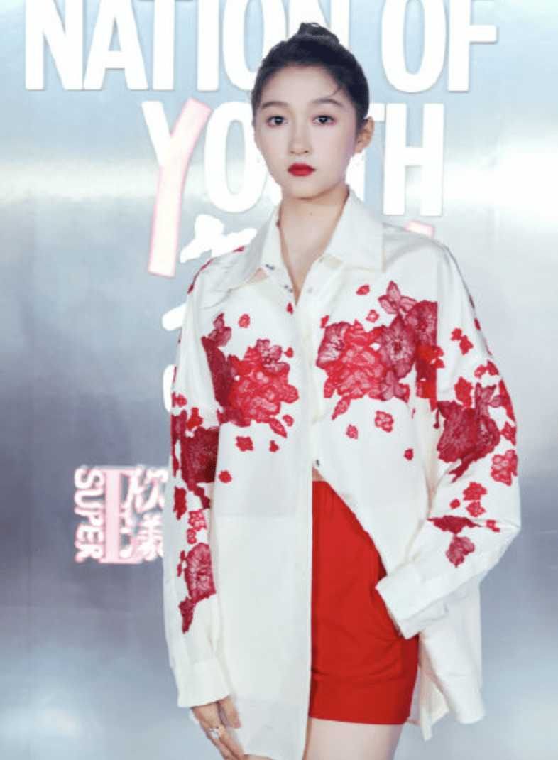 黑色关晓彤和娜扎同框，小5岁却被吊打，这些年她被造型师害苦了！