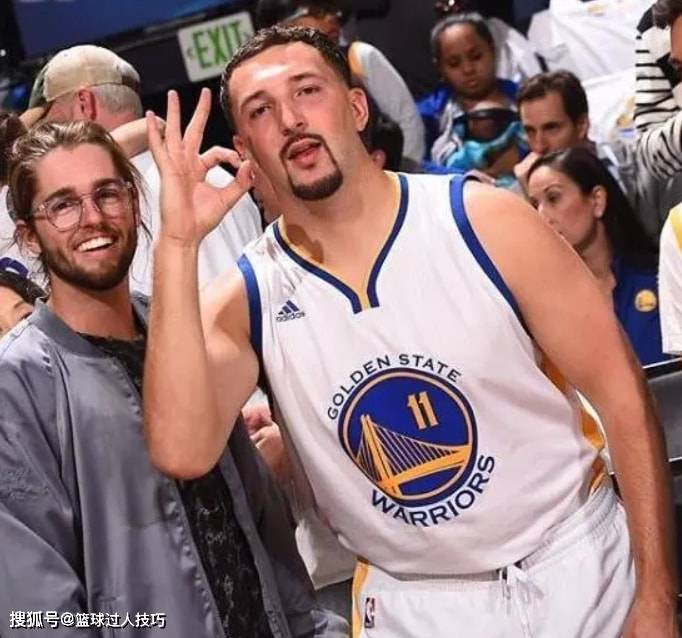 湖人|路人撞脸NBA球星：湖人赛场出现2个詹姆斯，东契奇球迷逗笑本尊