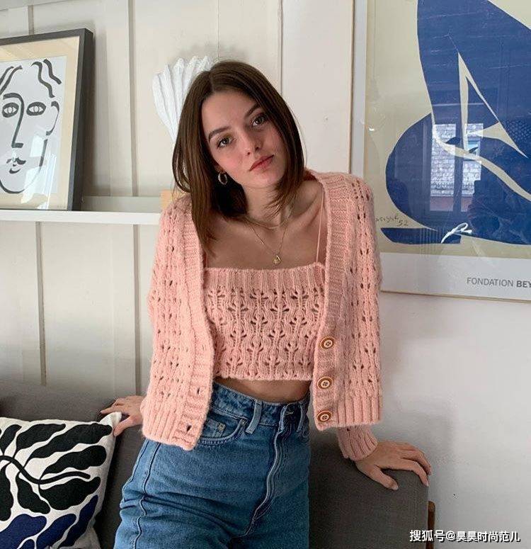 毛衣 会打扮的中年女性，秋冬季都在穿这3件上衣，轻松打造年轻态