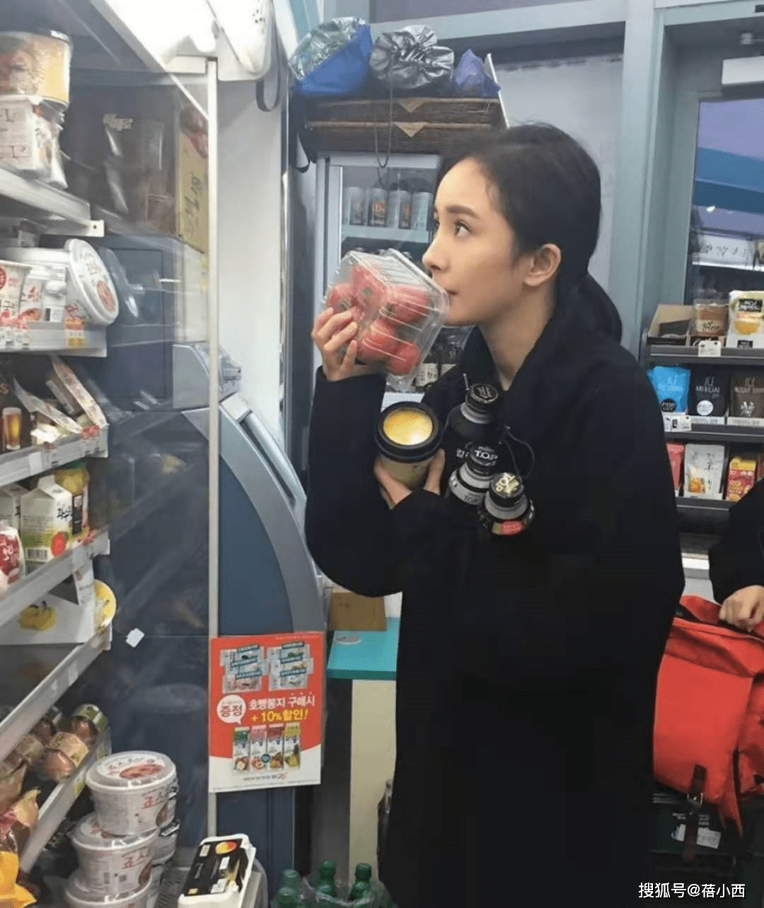 好身材 杨幂真会穿，普通的白色套装也能秀出好身材，彰显飒爽干练之美