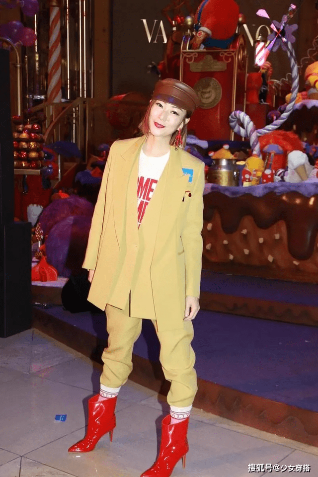 郑秀文 郑秀文果然是时髦精,姜黄色西装配白色T恤,“红色雨靴”时髦爆