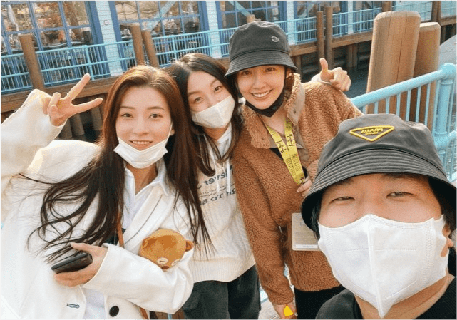 连向太|郭碧婷陪女儿坐旋转木马，向佐在旁暖心保护，两人逗女儿玩乐画面温馨