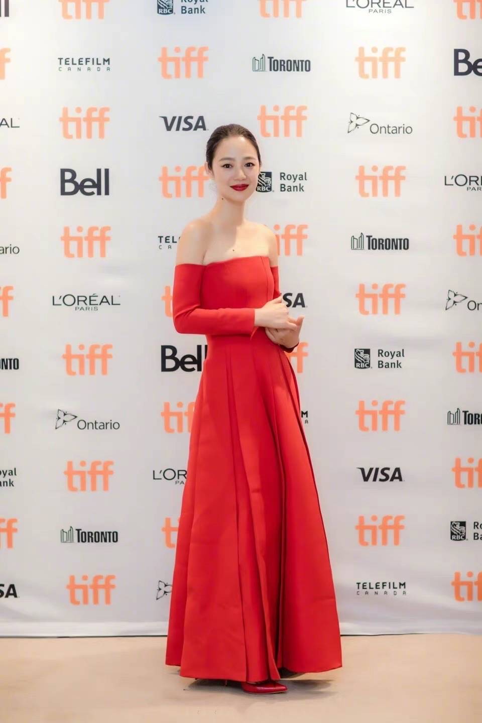 视觉 姜文老婆可真美，周韵抹胸红裙秀曼妙身姿，冷淡的妩媚好迷人