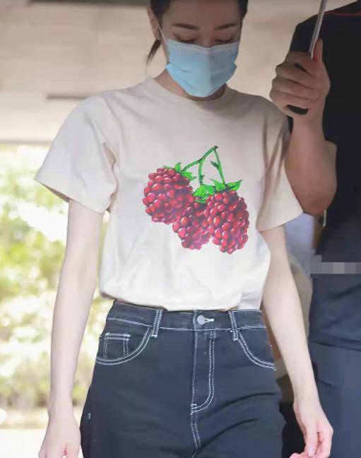 进行 迪丽热巴和龚俊现身活动，穿情侣款T恤和牛仔裤，组超高颜值CP