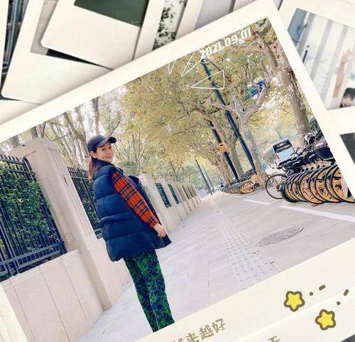 于明加 于明加罕晒工作照,穿羽绒马甲配衬衫裹成粽子,婴儿肌肤色太抢镜