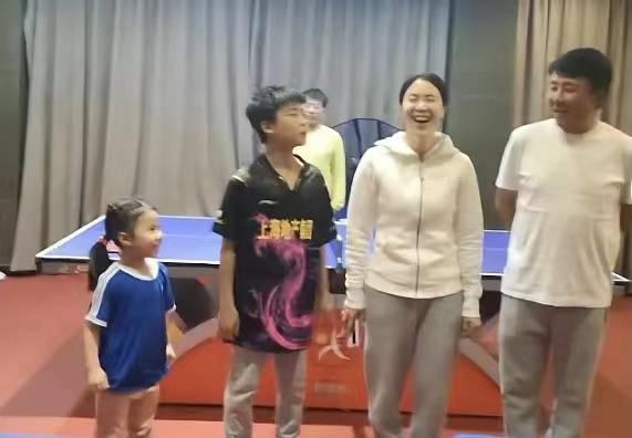满分|家庭对战！王楠带女儿4-0横扫老公儿子，出场仪式满分，抱胸叫板